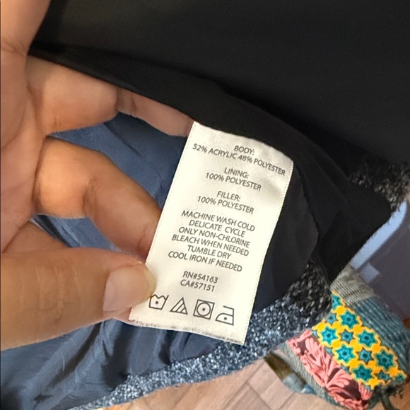 Women's Gray Sleeveless Puffer Vest - Picture 3 of 4